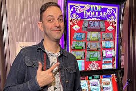 Layar ponsel menampilkan slot dan sportsbook di diamontoto
